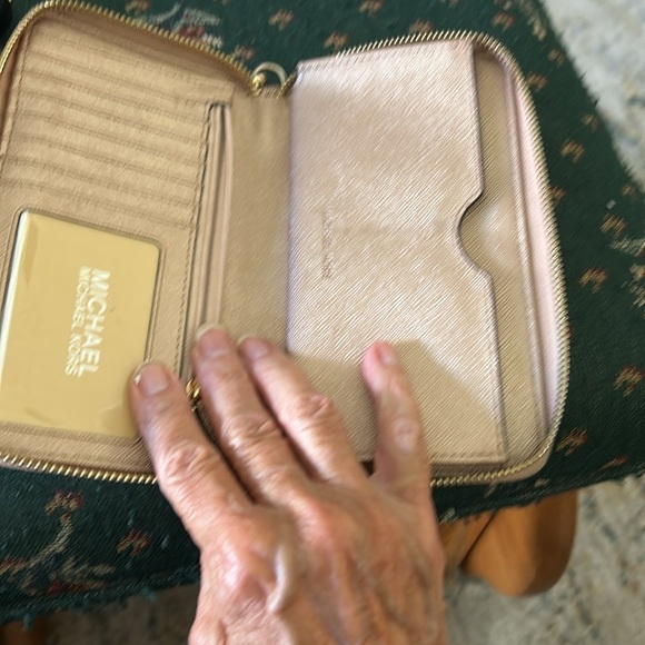 Michael Kors, pink glitter, wristlet 7“ x 4 like new inside - Picture 6 of 13